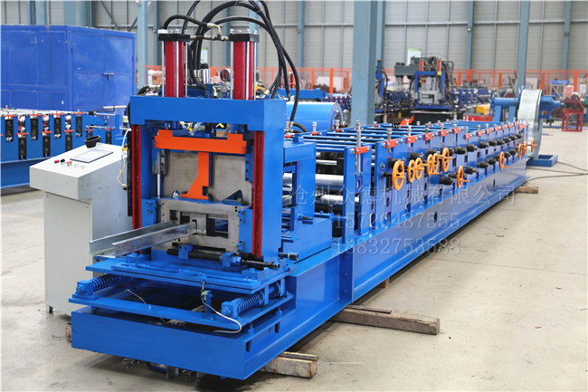 <b>液壓馬達驅(qū)動手動換型C型鋼機</b>